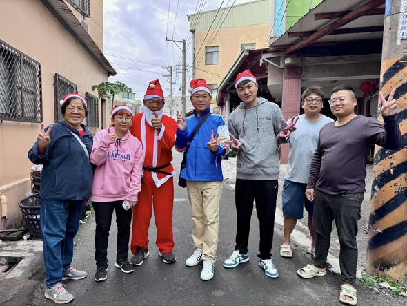 余天佑老師聖誕節發糖果傳福音，與社區居民分享節日喜悅