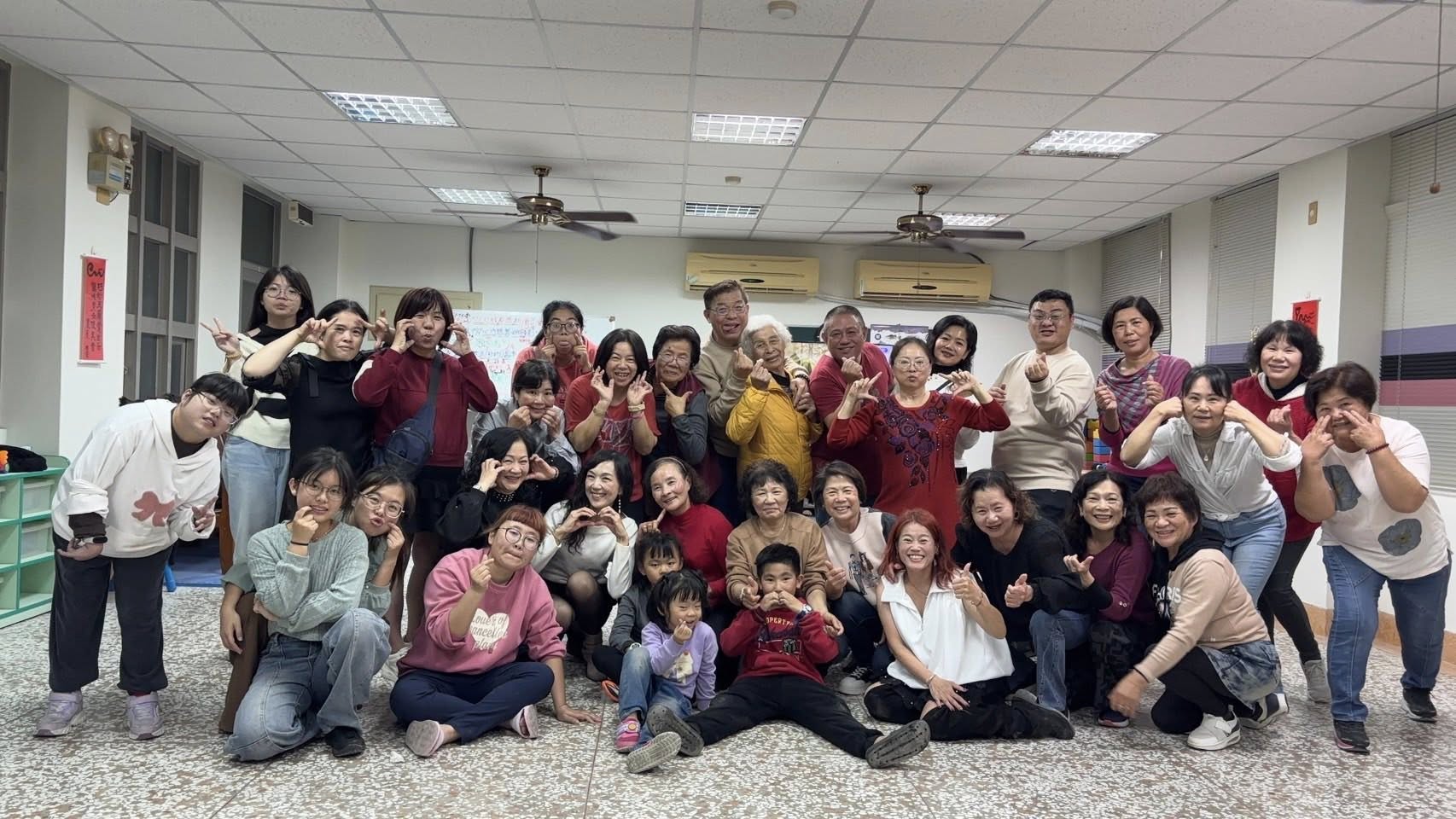 巧韻歌藝教唱班東石尾牙聯歡晚會，余天佑老師與學員歡聚年終