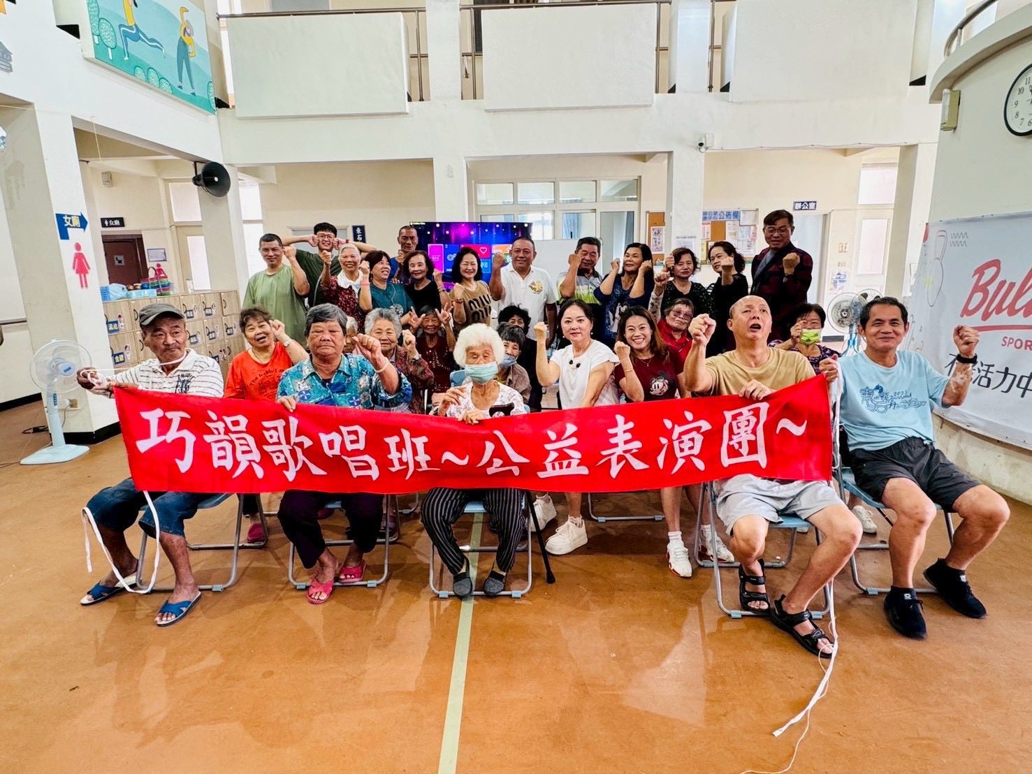 余天佑老師帶領巧韻學員於弘道猿樹社區服務中心公益表演