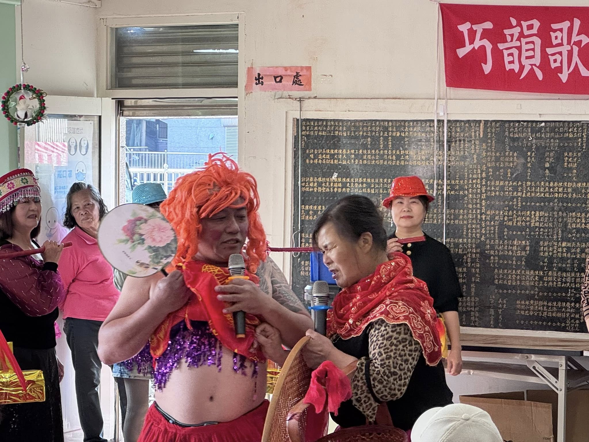 巧韻學員公益表演特寫於塭港醫事C級巷弄長照站公益歌唱，長輩開心互動