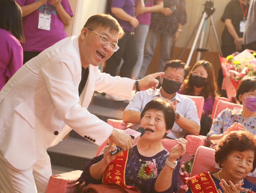 余天佑老師擔任典禮主持人