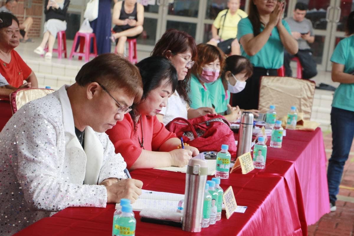 余天佑老師擔任歌唱比賽評審