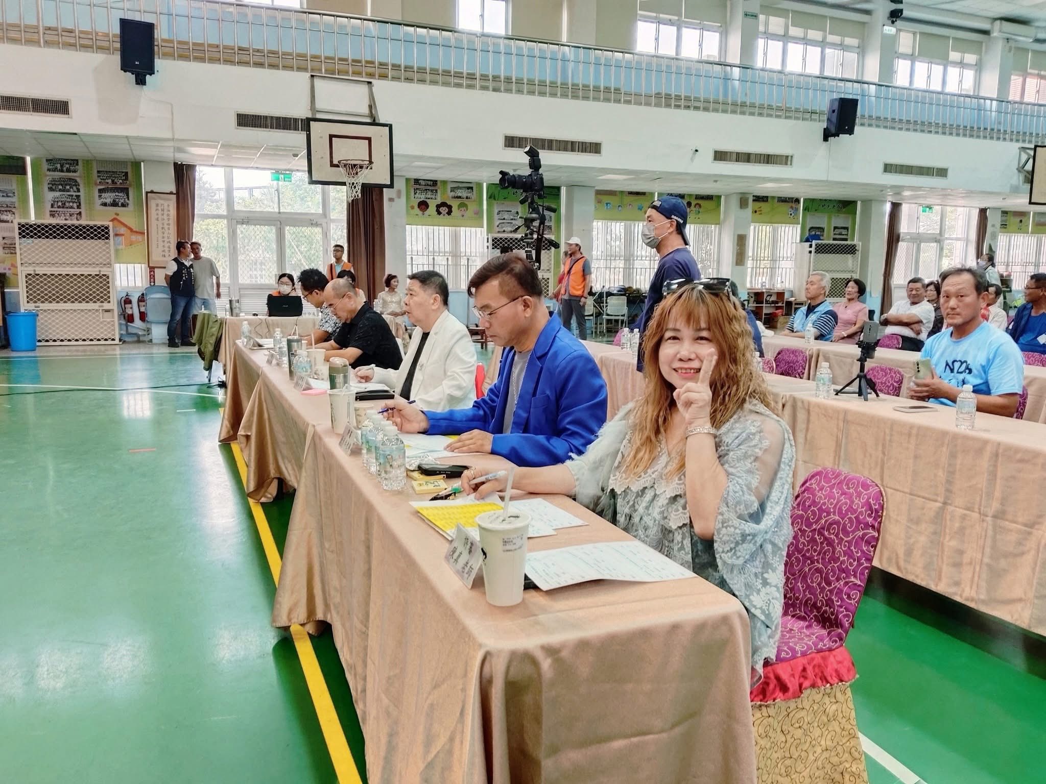 余天佑老師認真評分